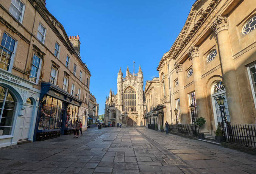 Bath Abbey Churchyard. The historic Pump Room is on the right.