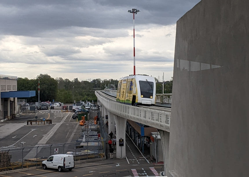 A Marconi Express pod approaching the station at Bologna Airport.