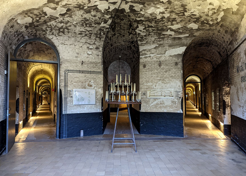 The entrance to Fort Island in IJmuiden is full of atmosphere as soon as you go in