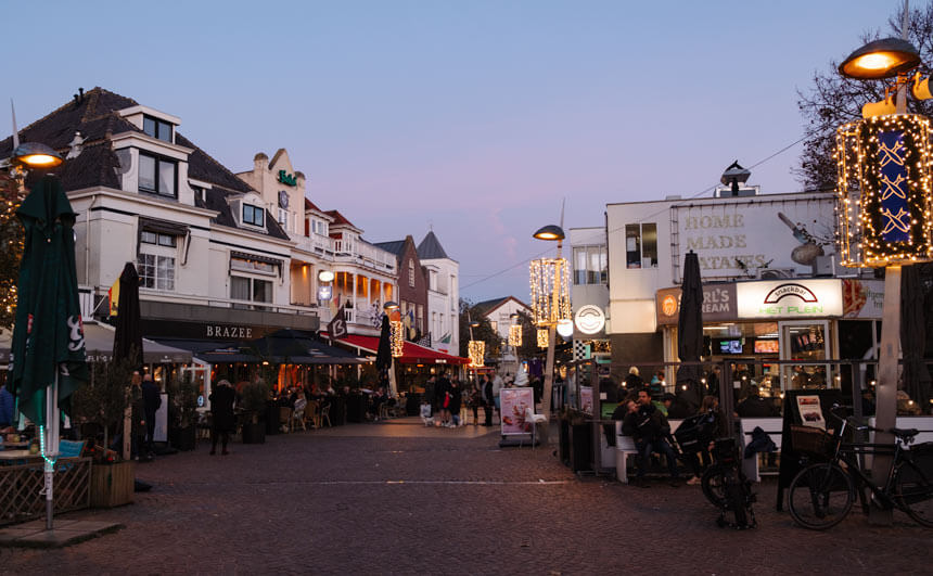 In November, the centre of Zandvoort is already prettily dressed for Christmas