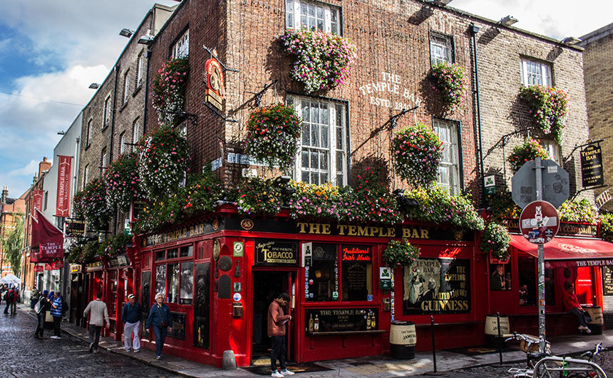 The famous Temple Bar in Dublin city centre. Photo by Matheus Câmara da Silva.