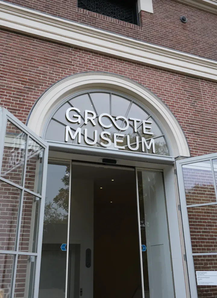 The entrance to ARTIS Groote Museum. A tall arched door in a brick building.