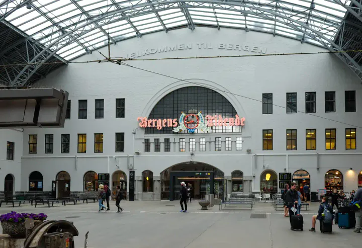Bergen station. A sign reads 'Welcome to Bergen'.
