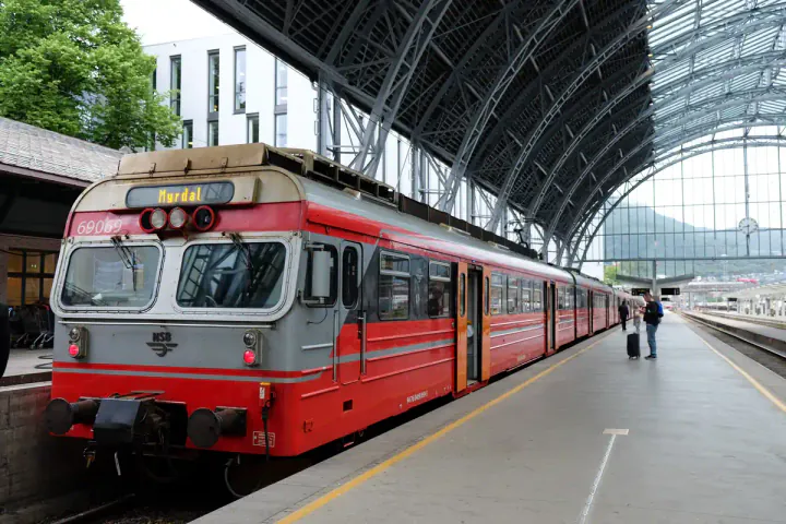 A local train at the platform at Bergen station