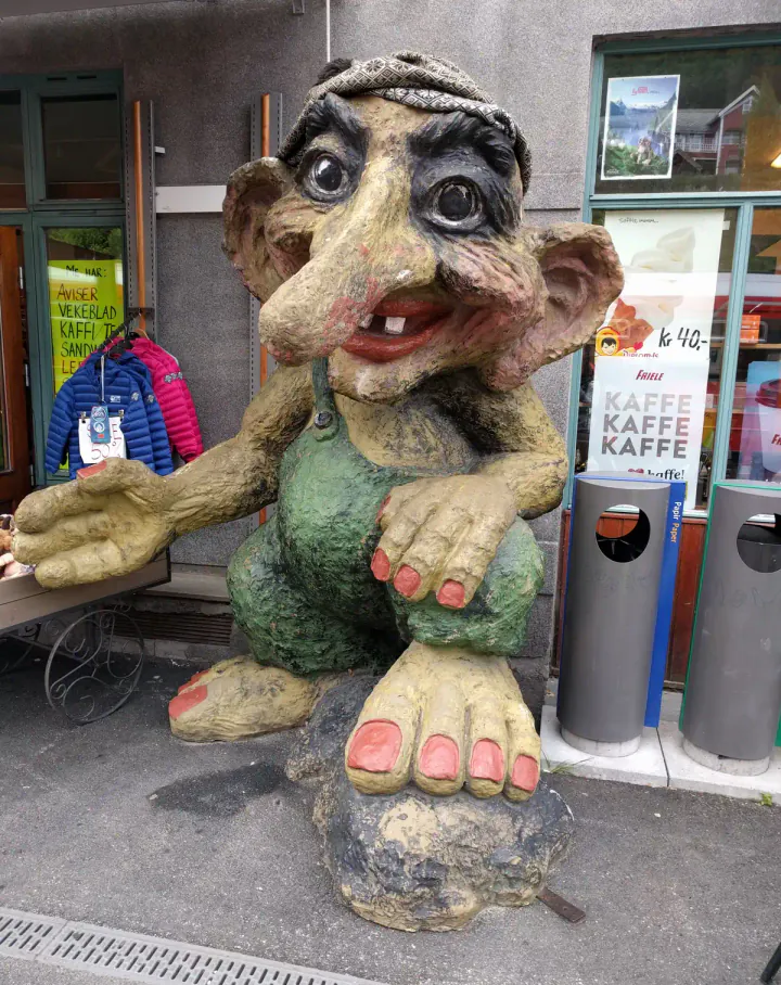 A troll on the station platform at Voss