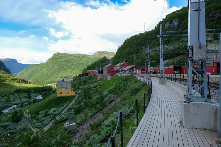 The station at Myrdal. Red wooden buildings at the top of a steep valley.