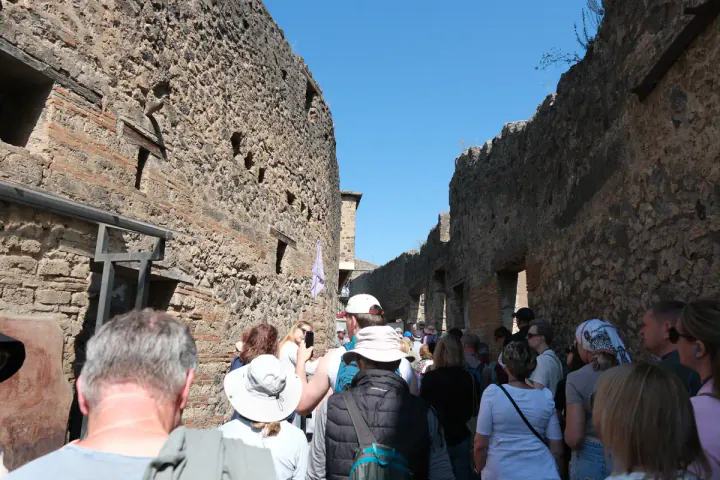 A crowd of people waiting to enter the Lupanar (brothel)