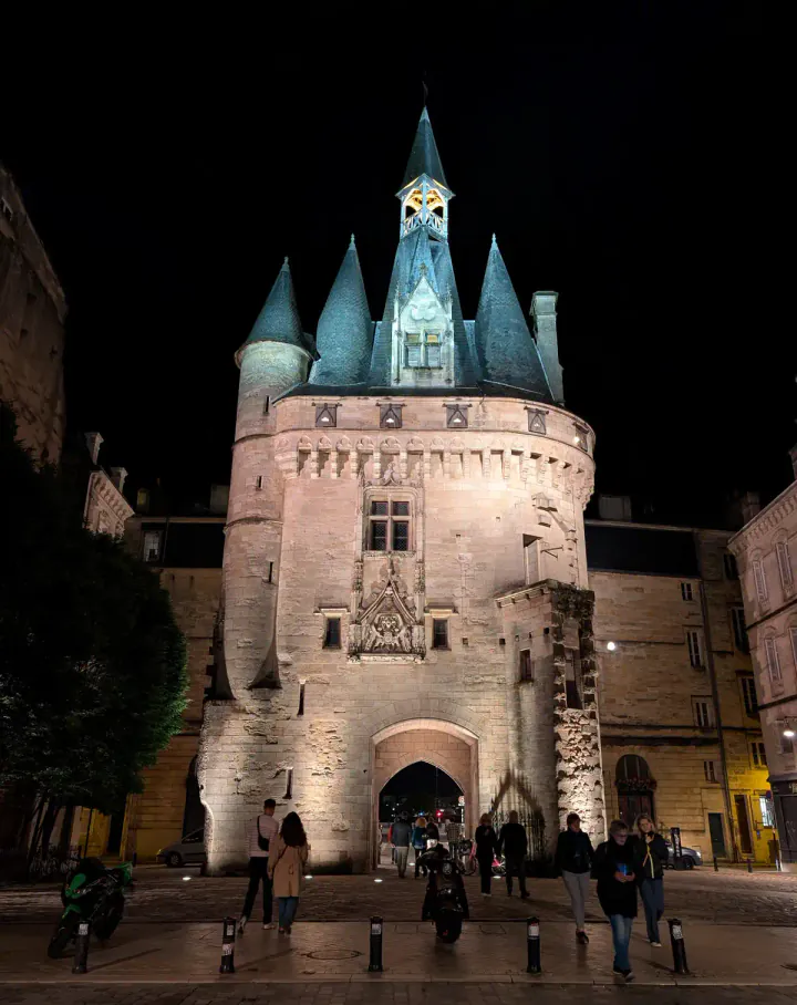 Port Cailhau, a grand medieval city gate in Bordeaux. The roof is covered with turrets.