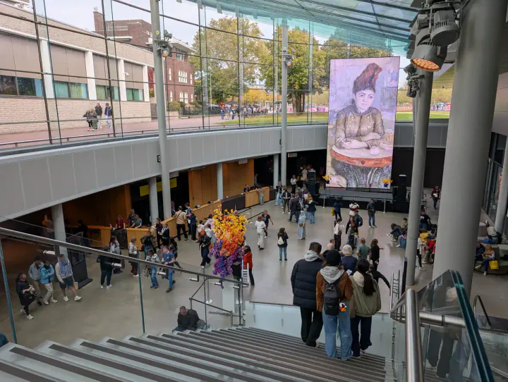 Entering the museum, you walk down the stairs from the ticket check towards the cloakroom.