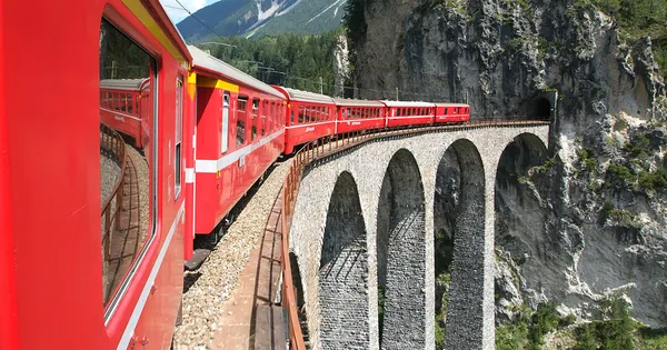 Compare the Bernina Express vs regional trains on the Bernina and Albula lines. Find the ideal choice for your scenic rail adventure with tips for your journey.
