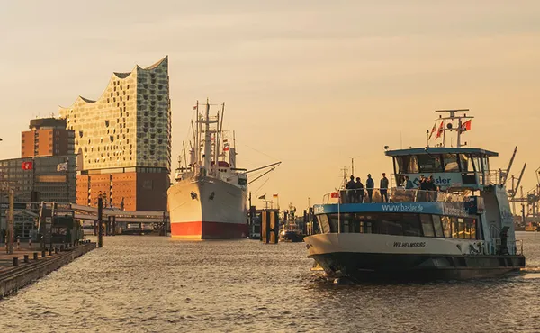 Hamburg sightseeing by ferry: How to take a budget harbour tour