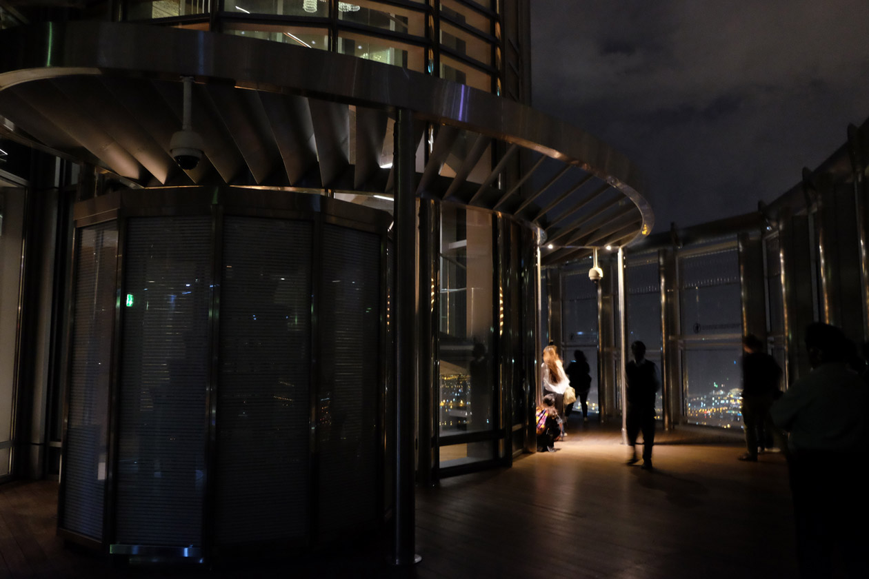 No crowds at the top of the Burj Khalifa when you're there before 6am