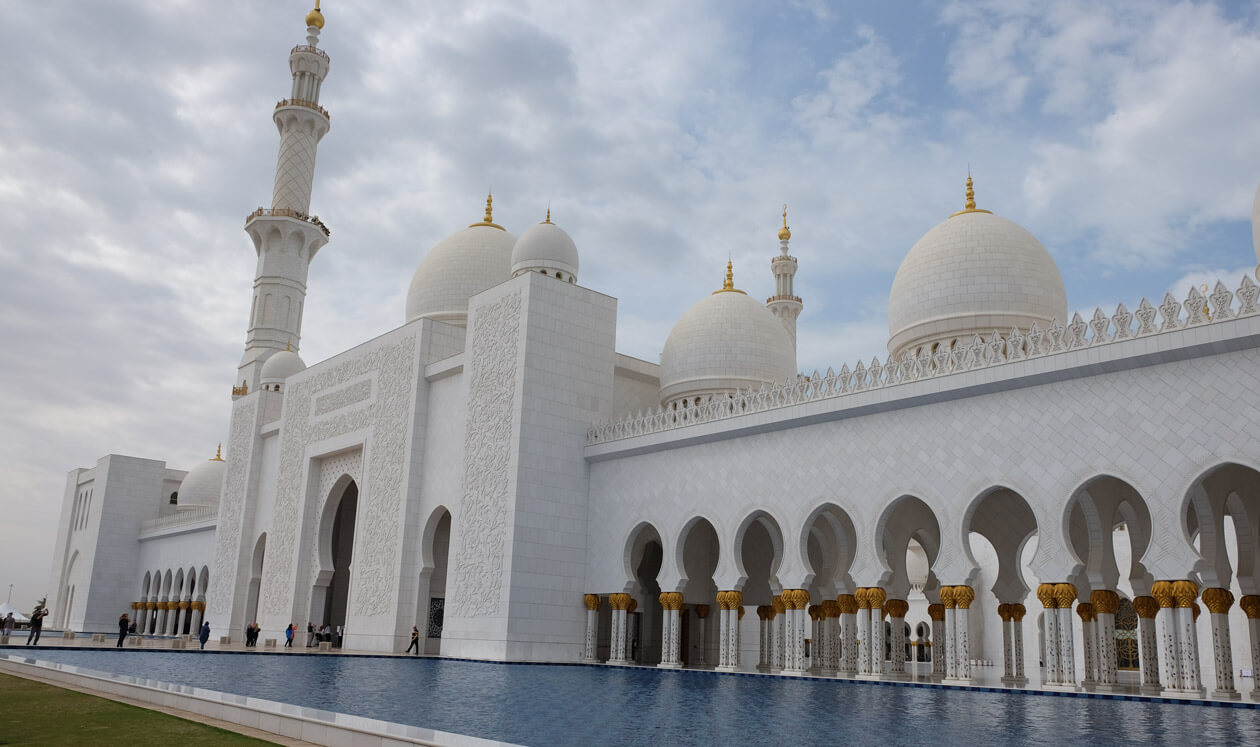 Visiting the Sheikh Zayed Grand Mosque on a day trip from Dubai Helen
