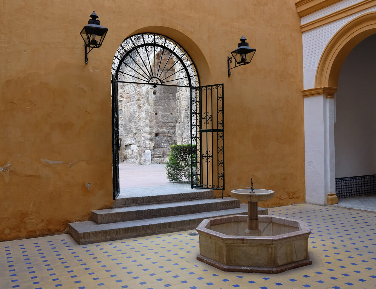 A shady courtyard in the Real Alcázar