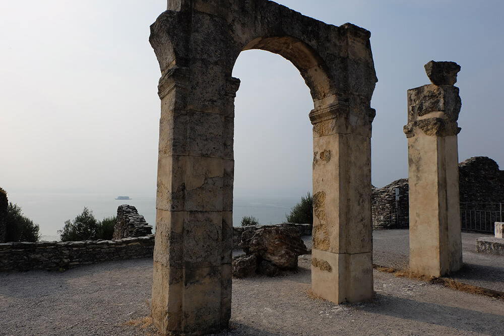 An arch at the Roman villa in Sirmione