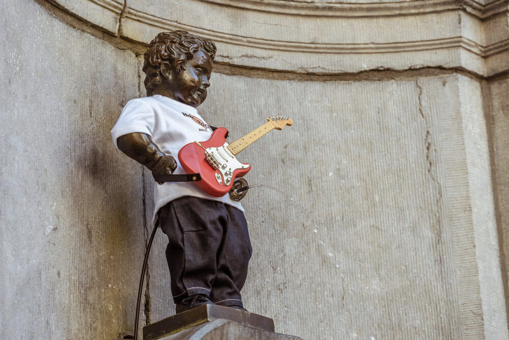 Manneken Pis wearing an outfit and guitar gifted by Hard Rock Café
