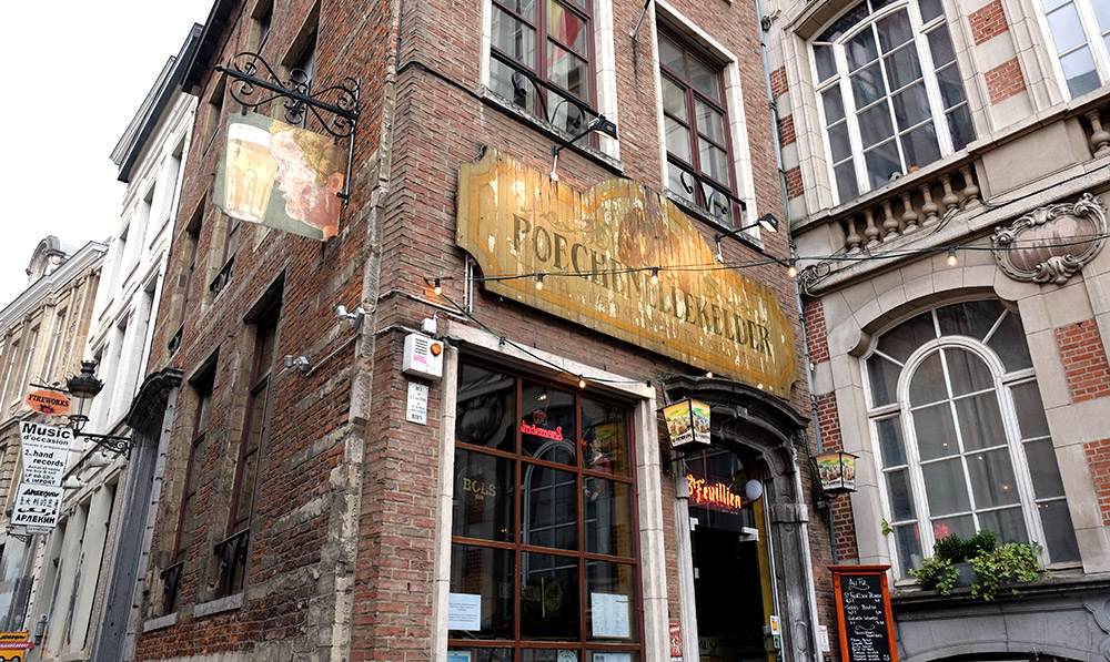 Poechenellekelder is an atmospheric and characterful traditional Brussels pub, opposite the Manneken Pis statue