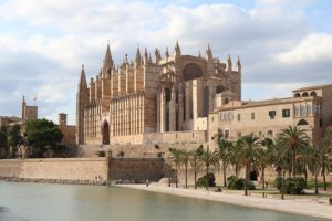 The enormous cathedral in Palma, Mallorca. Image by Nicole Pankalla from Pixabay.