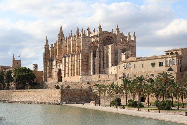 The enormous cathedral in Palma, Mallorca. Image by <a href="https://pixabay.com/users/Medienservice-1888061/?utm_source=link-attribution&utm_medium=referral&utm_campaign=image&utm_content=2732387">Nicole Pankalla</a> from Pixabay.