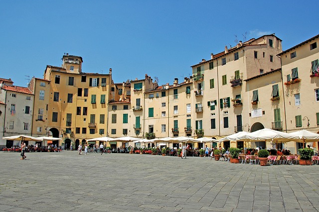 Piazza dell'Anfiteatro, Lucca. Image by SaverioGiusti on Pixabay