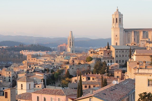 Sunset in Girona. Image by <a href="https://pixabay.com/users/IreneLasus-2399815/?utm_source=link-attribution&utm_medium=referral&utm_campaign=image&utm_content=1332088">Irene Lasus Almirón</a> from Pixabay.