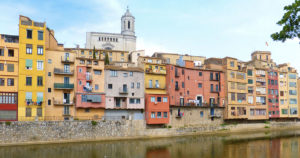 Riverside houses in Girona. Image by Marc Pascual from Pixabay.