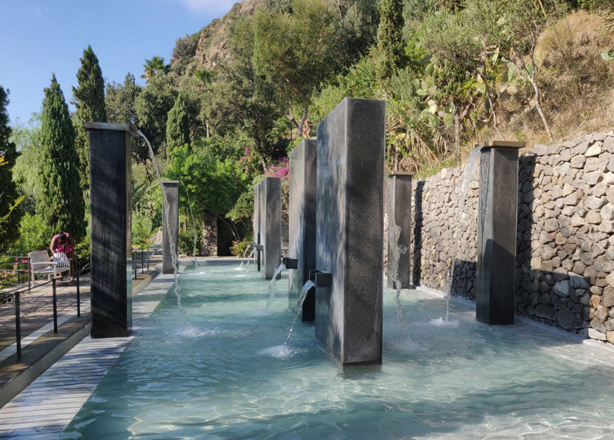 The stunning pillars and thermal water cascades of the Templare pool