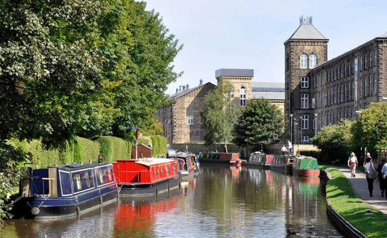 Canal boat trips in the UK