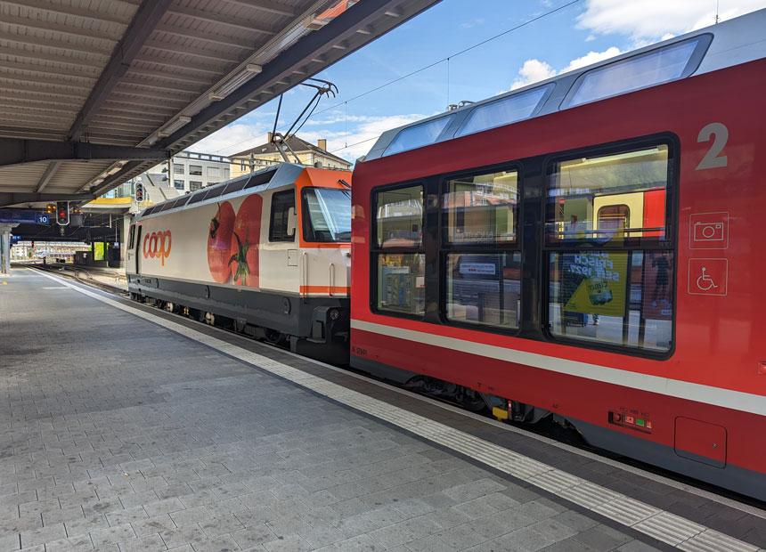 The photography compartment with its huge, opening windows, ready for departure at Chur station