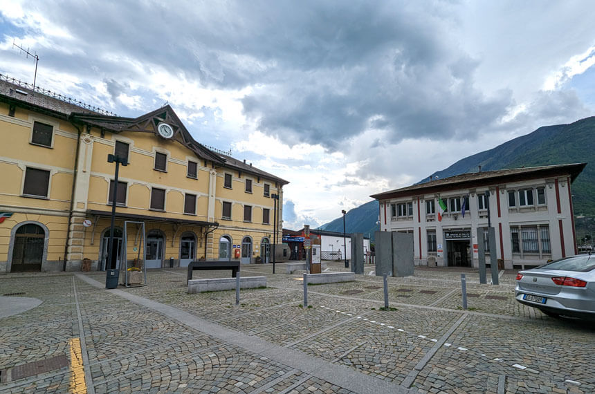 In Tirano, the Rhaetian Railway station (on the right) and Italian Trenord railway station (on the left) are right next to each other. We took an Italian regional train on to Lake Como.