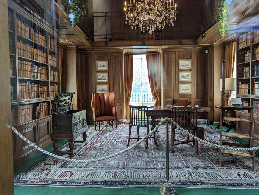 I was too late to book a guided tour of Villa del Balbianello, so I had to make do with peeking at the interiors through a door