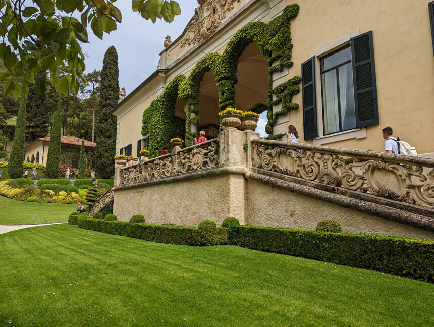 The lawn in front of the loggio where James Bond recuperated in Casino Royale