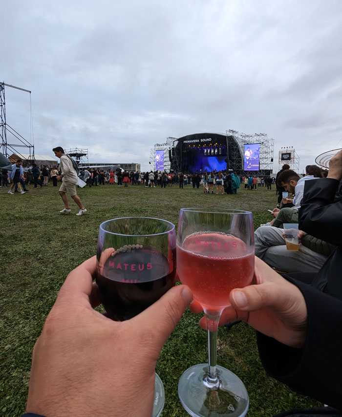 Drinking rosé in the rain at Primavera Porto