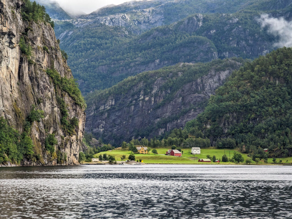 Even on a rainy day in Bergen, it can be dry and sunny-ish inland. This is the beautiful Mostraumen strait, an easy boat trip from Bergen.