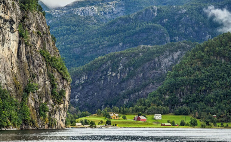 The beautiful Mostraumen strait in Norway. Read this Mostraumen fjord cruise review to find out what it's like to take a trip from Bergen to this beautiful landscape.