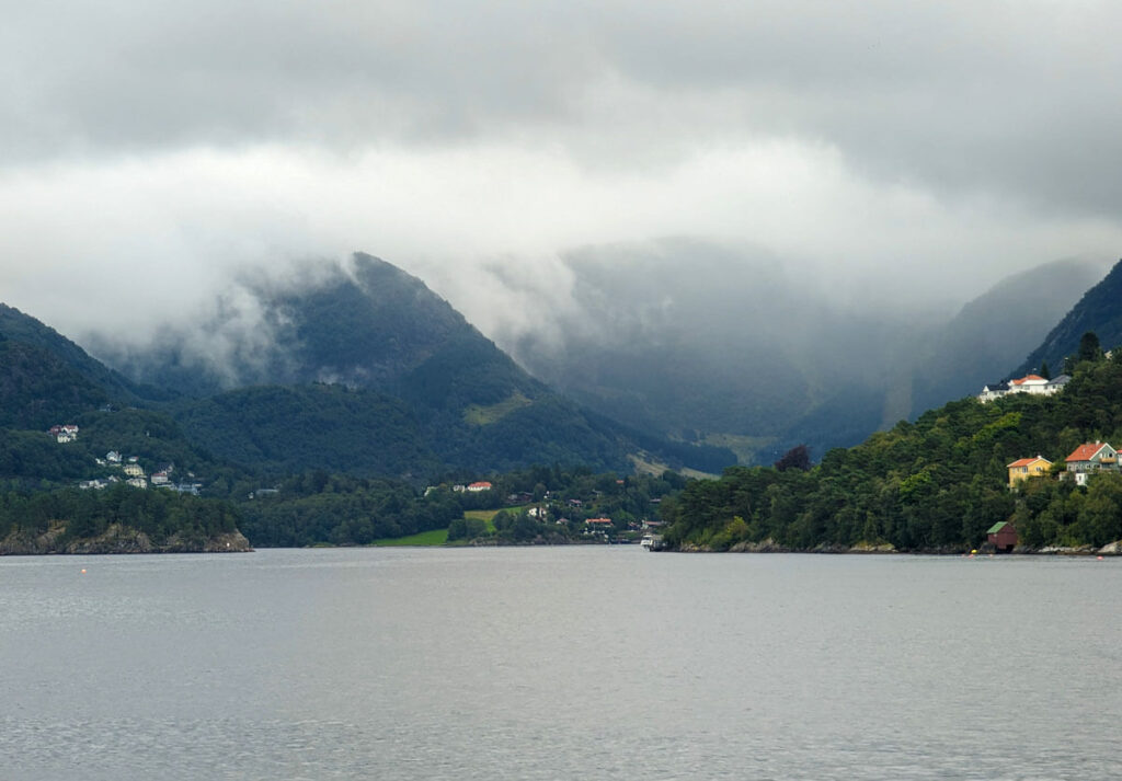 Passing the entrance to another branch of the Ostfjord