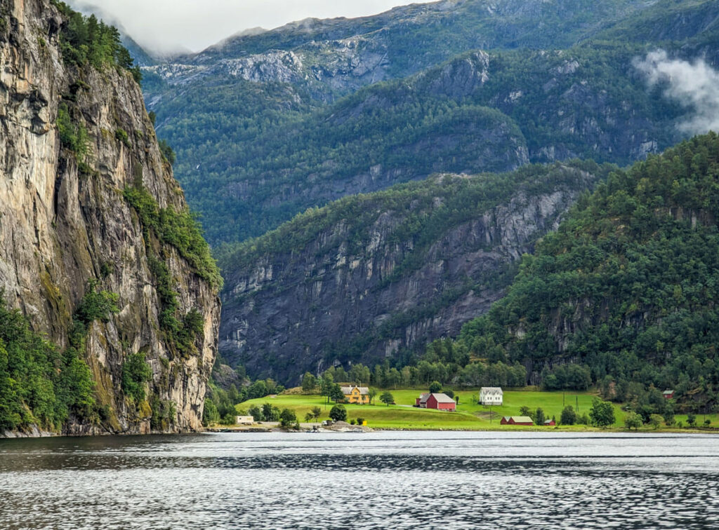 A fjord cruise to the stunning Mostraumen channel is one of the most popular day trips from Bergen. In this Mostraumen fjord cruise review I'll tell you if it's worth the trip. 