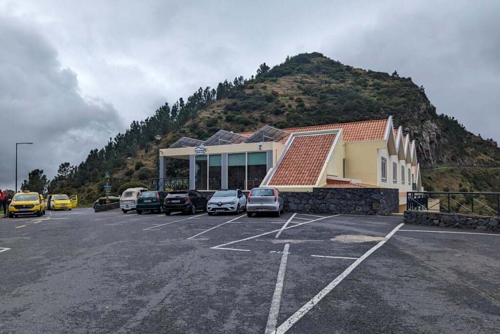 The hotel, car park and souvenir shop at Eira do Serrado