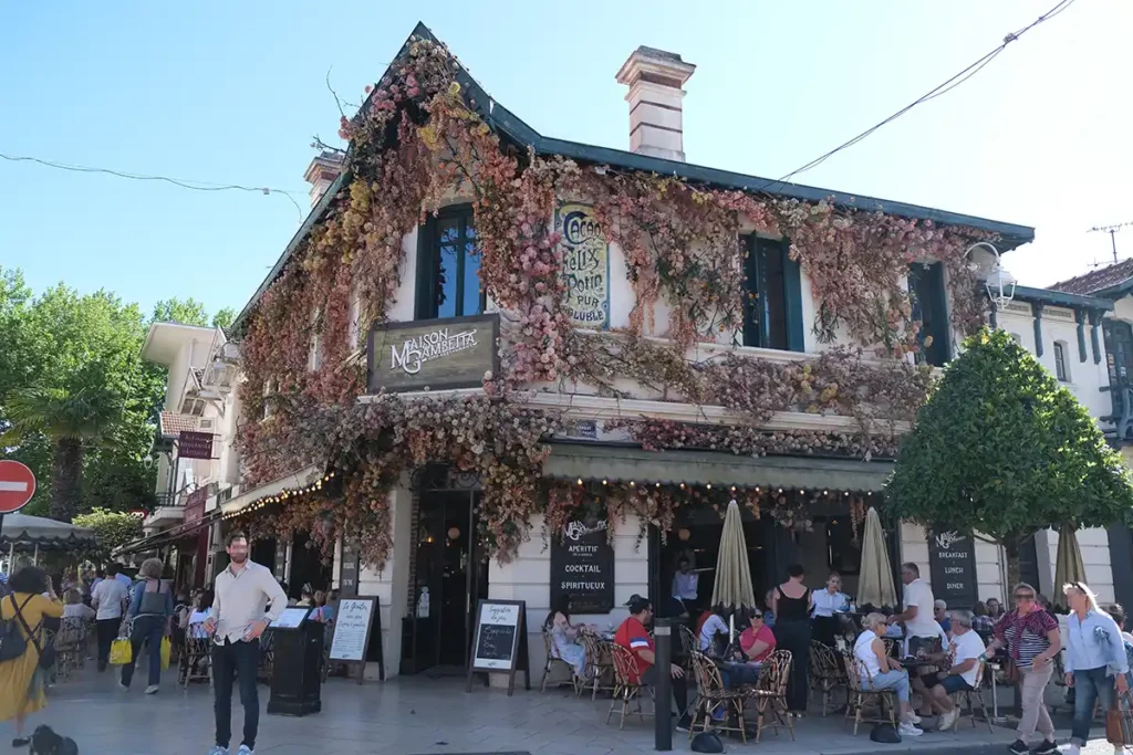 An elegant restaurant in Arcachon