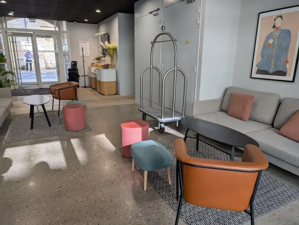 The Staycity Aparthotel Bordeaux lobby's comfortable sofas