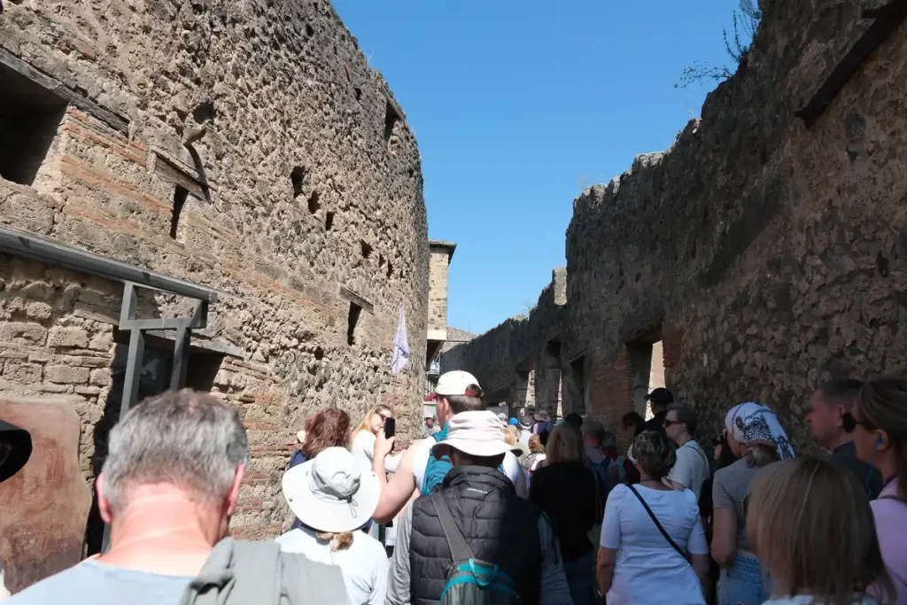 A crowd of people waiting to enter the Lupanar (brothel)