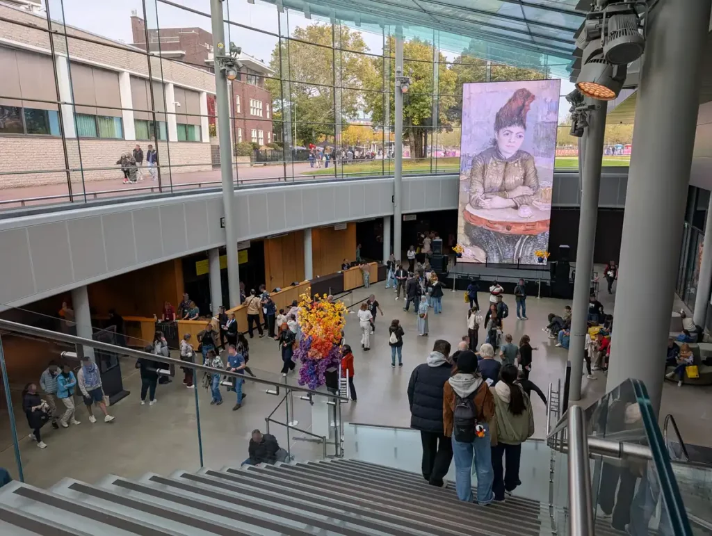 Entering the museum, you walk down the stairs from the ticket check towards the cloakroom.