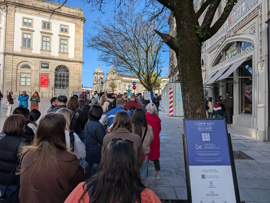The queue to get into the Livraria Lello bookshop
